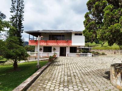 Casa de 5 alcobas en venta en Santa Elena, Medellín, 531 m² · foto 2 de 20