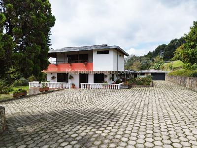 Casa de 5 alcobas en venta en Santa Elena, Medellín, 531 m² · foto 3 de 20
