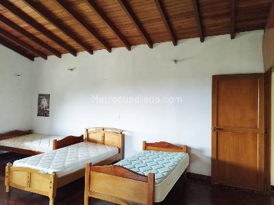 Casa de 5 alcobas en venta en Santa Elena, Medellín, 531 m² · foto 9 de 20