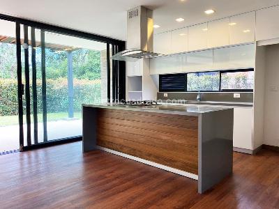 Casa de 3 alcobas en venta en Rionegro, Rionegro, 300 m² · foto 2 de 15