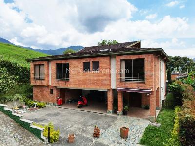 Casa de 4 alcobas en venta en Sabaneta, Sabaneta, 450 m² · foto 19 de 20