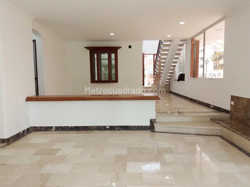 Casa de 4 Alcobas con Jacuzzi en Conjunto Cerrado en El Poblado - 2