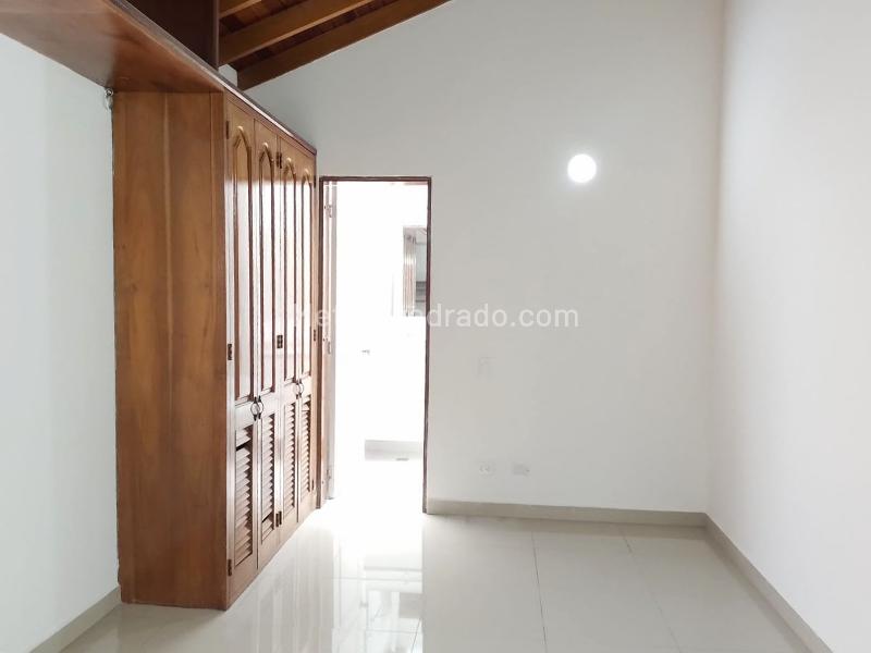 Casa de 4 Alcobas con Jacuzzi en Conjunto Cerrado en El Poblado - 9