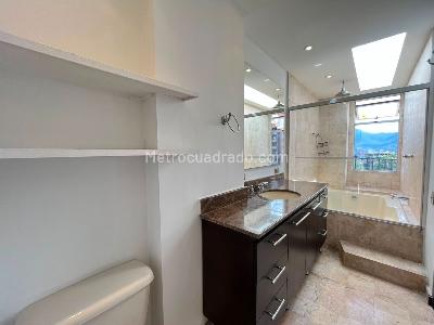 Apartamento de 2 alcobas en arriendo en El Poblado, Medellín, 180 m² · foto 18 de 19