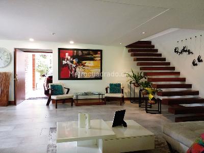 Casa de 3 alcobas en venta en El Poblado, Medellín, 242 m² · foto 3 de 19