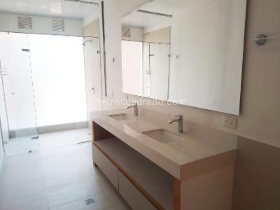Apartamento de 4 alcobas en venta en El Poblado, Medellín, 240 m² · foto 14 de 18