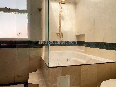 Casa de 4 alcobas en venta en El Poblado, Medellín, 370 m² · foto 16 de 19