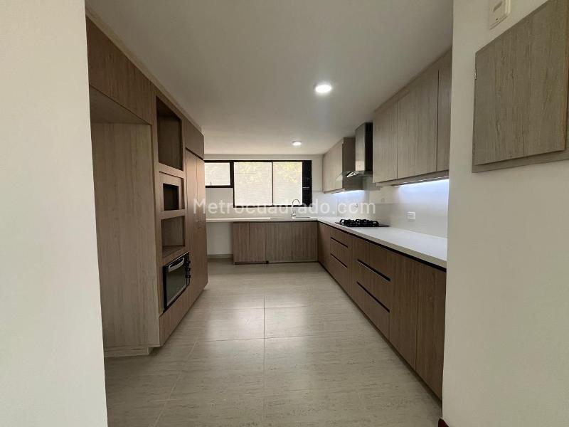 Apartamento Tranquilo de 3 Alcobas Cerca de Supermercados en El Poblado - 5