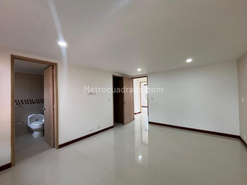 Apartamento Tranquilo de 3 Alcobas Cerca de Supermercados en El Poblado - 9