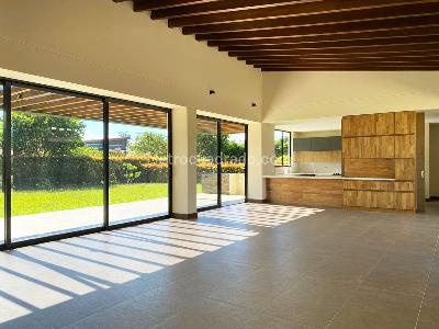 Casa de 3 alcobas en venta en Rionegro, Rionegro, 400 m² · foto 2 de 17