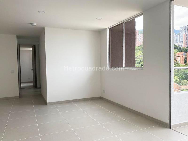 Apartamento de 3 alcobas con balcón y parqueadero cubierto en San Diego - 4