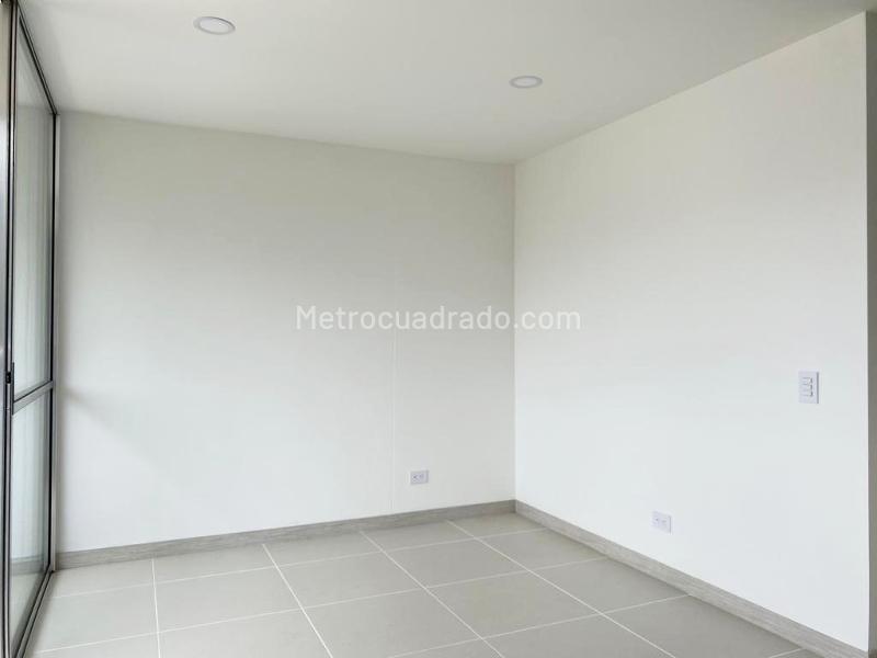 Apartamento de 3 alcobas con balcón y parqueadero cubierto en San Diego - 5