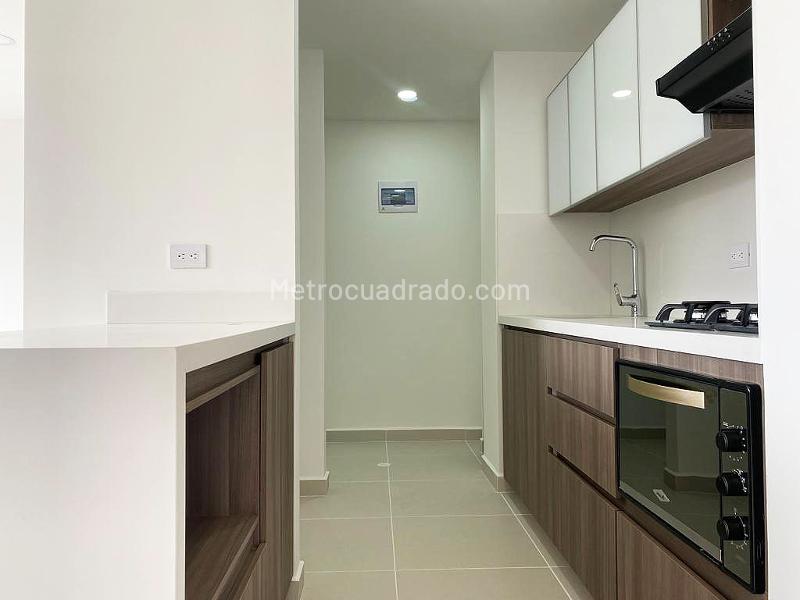 Apartamento de 3 alcobas con balcón y parqueadero cubierto en San Diego - 6