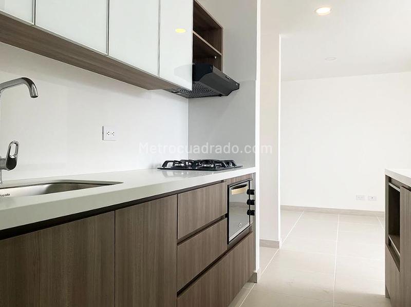 Apartamento de 3 alcobas con balcón y parqueadero cubierto en San Diego - 7