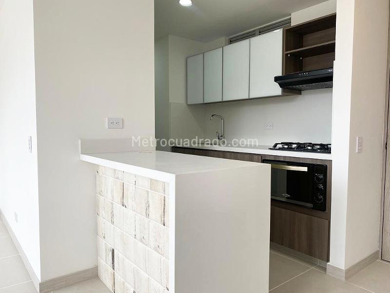 Apartamento de 3 alcobas con balcón y parqueadero cubierto en San Diego - 9