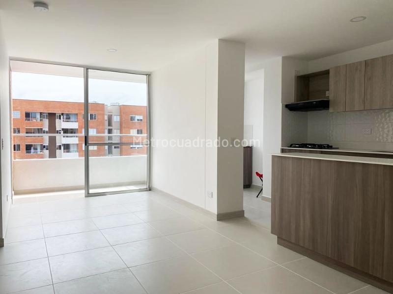 Apto de 3 Alcobas en El Poblado con Balcón y Parqueadero Cubierto - 2