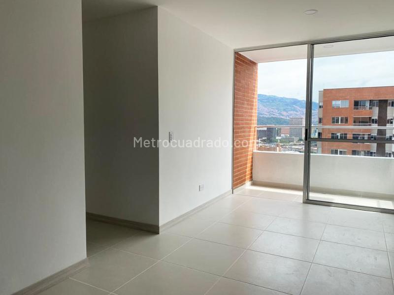 Apto de 3 Alcobas en El Poblado con Balcón y Parqueadero Cubierto - 3