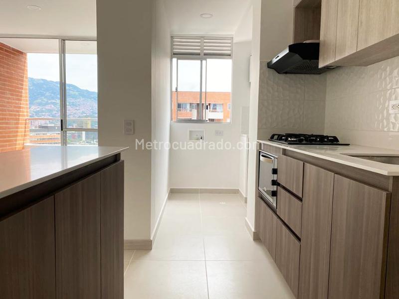 Apto de 3 Alcobas en El Poblado con Balcón y Parqueadero Cubierto - 7