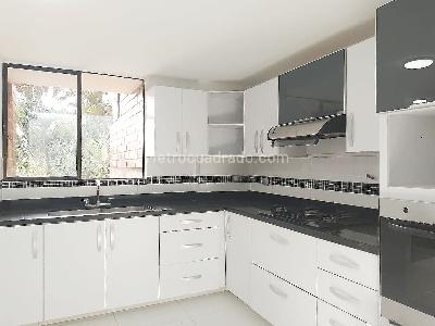 Casa en arriendo en El Poblado, Medellín · foto 3 de 20