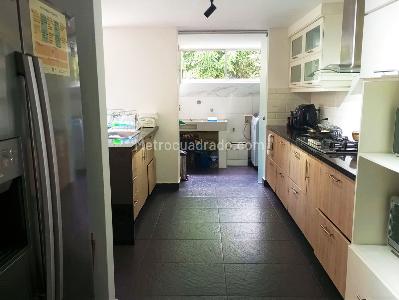 Apartamento de 3 alcobas en venta en Los Naranjos, Medellín, 230 m² · foto 6 de 19