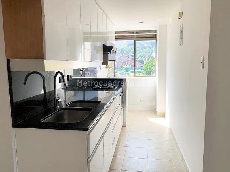 Apartamento de 2 Alcobas en El Poblado con Parqueadero Cubierto - 3