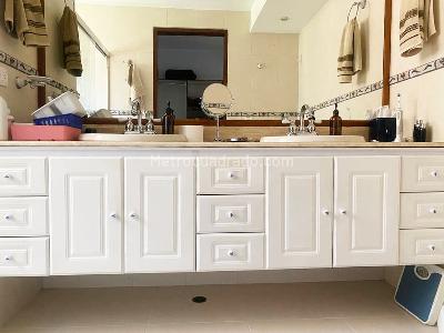 Apartamento de 3 alcobas en arriendo en El Poblado, Medellín, 187 m² · foto 16 de 19