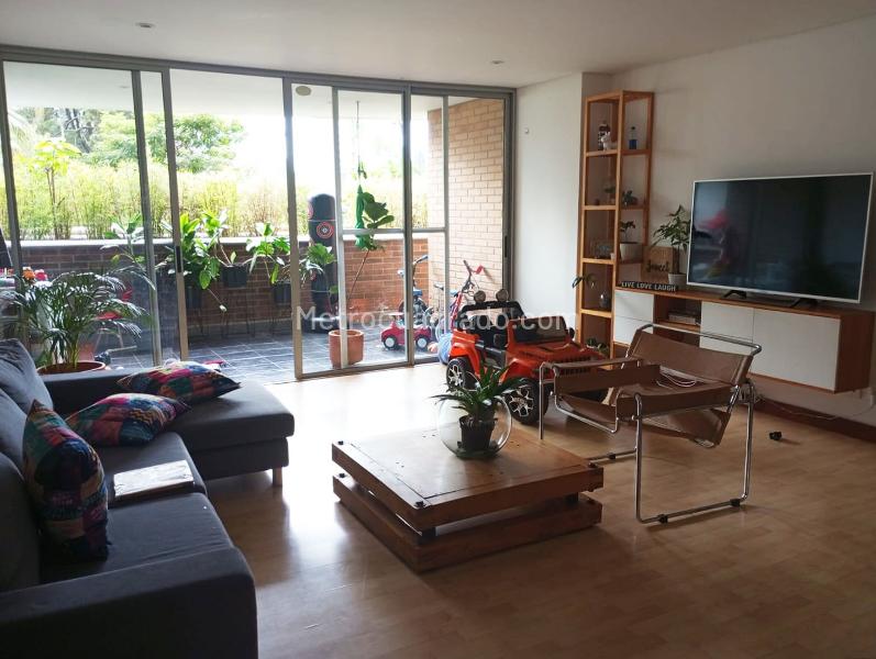 Apartamento Amplio de 3 Alcobas con Terraza en El Poblado - 4