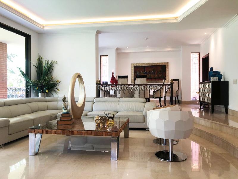 4BR House with 5 Baths in El Poblado Gated Unit (450m²)