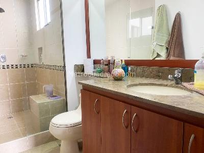 Casa de 3 alcobas en venta en Los Benedictinos, Envigado, 239 m² · foto 18 de 20