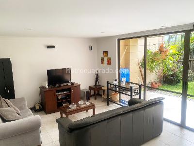 Casa de 3 alcobas en venta en Los Benedictinos, Envigado, 239 m² · foto 8 de 20