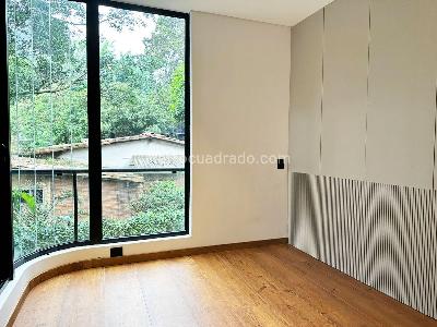 Apartamento de 3 alcobas en venta en El Castillo, Medellín, 215 m² · foto 10 de 17