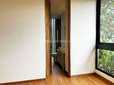 Apartamento de 3 alcobas en venta en El Castillo, Medellín, 215 m² · foto 13 de 17