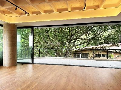 Apartamento de 3 alcobas en venta en El Castillo, Medellín, 215 m² · foto 2 de 17