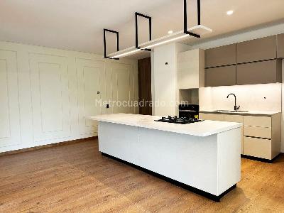 Apartamento de 3 alcobas en venta en El Castillo, Medellín, 215 m² · foto 6 de 17