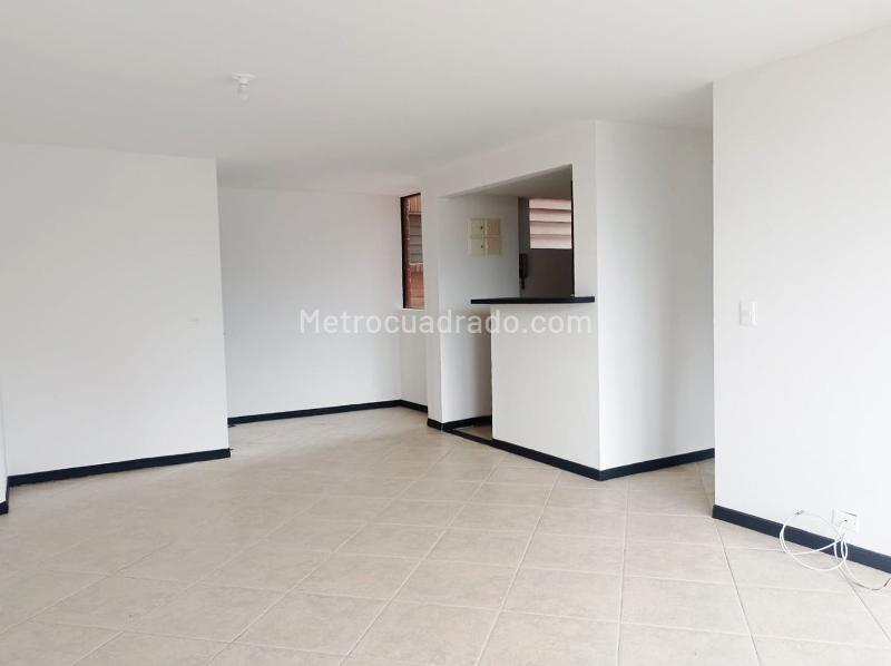 3BR Apartment for Rent with Balcony and Covered Parking in El Poblado - 3