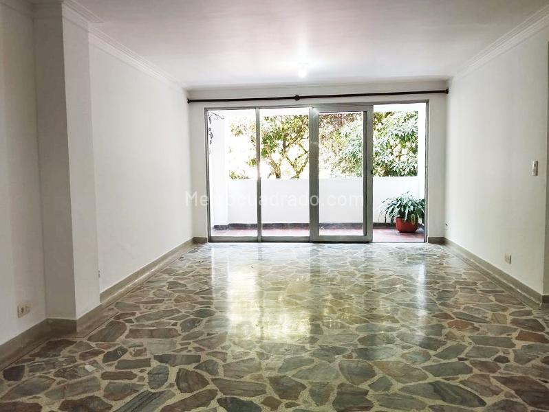 Apartamento de 3 alcobas con balcón y piscina en El Poblado