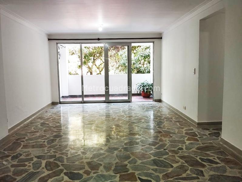 Apartamento de 3 alcobas con balcón y piscina en El Poblado - 2