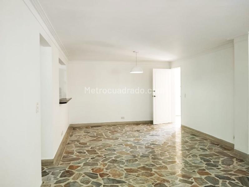 Apartamento de 3 alcobas con balcón y piscina en El Poblado - 4