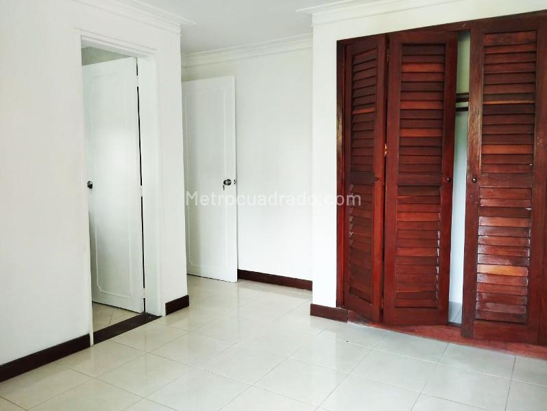 Apartamento de 3 alcobas con balcón y piscina en El Poblado - 9