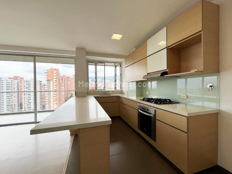 4BR Apartment in Gated Community with Balcony in El Poblado - 4
