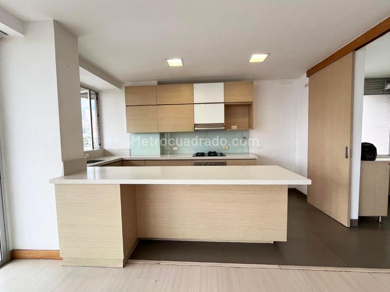 4BR Apartment in Gated Community with Balcony in El Poblado - 5