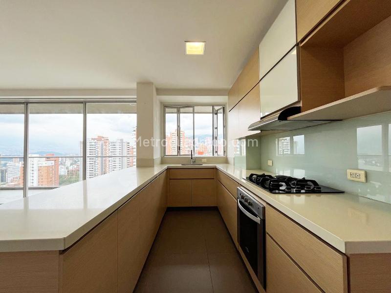 4BR Apartment in Gated Community with Balcony in El Poblado - 6
