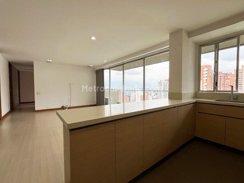 4BR Apartment in Gated Community with Balcony in El Poblado - 8