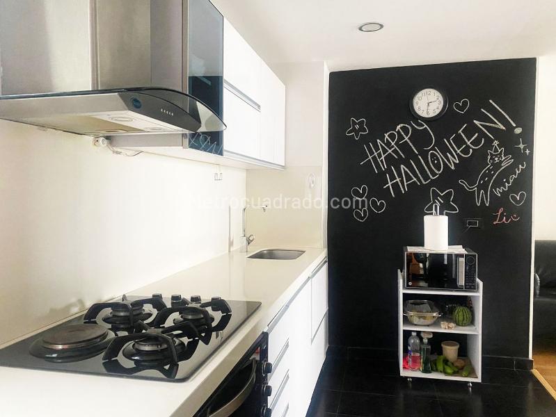 2BR Apartment Near Supermarkets with Balcony in El Poblado - 8