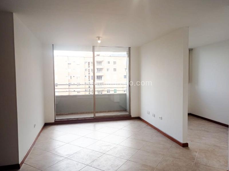 Apartamento de 3 Alcobas con Balcón y Parqueadero Cubierto en El Poblado