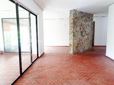 Casa en arriendo en El Poblado, Medellín · foto 2 de 19