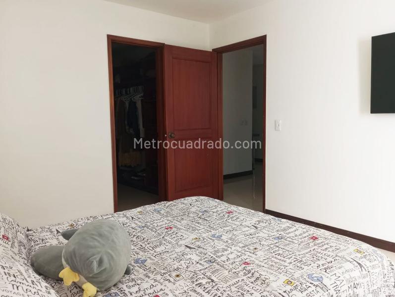 3BR Apartment with Study and Balcony in El Poblado - 8