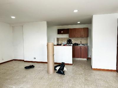 Apartamento de 3 alcobas en arriendo en Patio Bonito, Medellín, 93 m² · foto 3 de 14