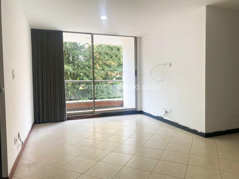 3BR Quiet Apartment with Balcony and Covered Parking in El Poblado - 2