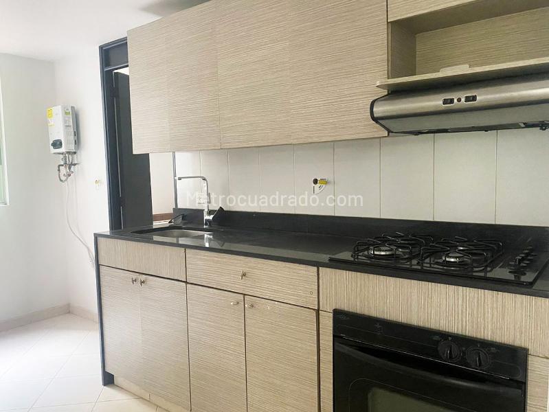 3BR Quiet Apartment with Balcony and Covered Parking in El Poblado - 4